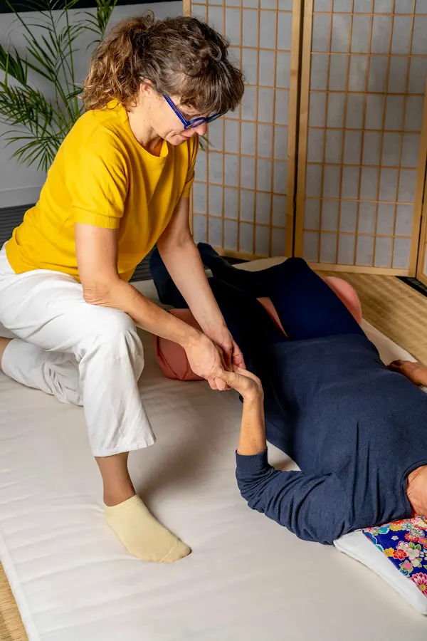 Shiatsu sur le poignet pour un accompagnement doux autour des articulations, utile en complément dans les problématiques d'arthrose, cabinet à Gynae à Hérouville-Saint-Clair