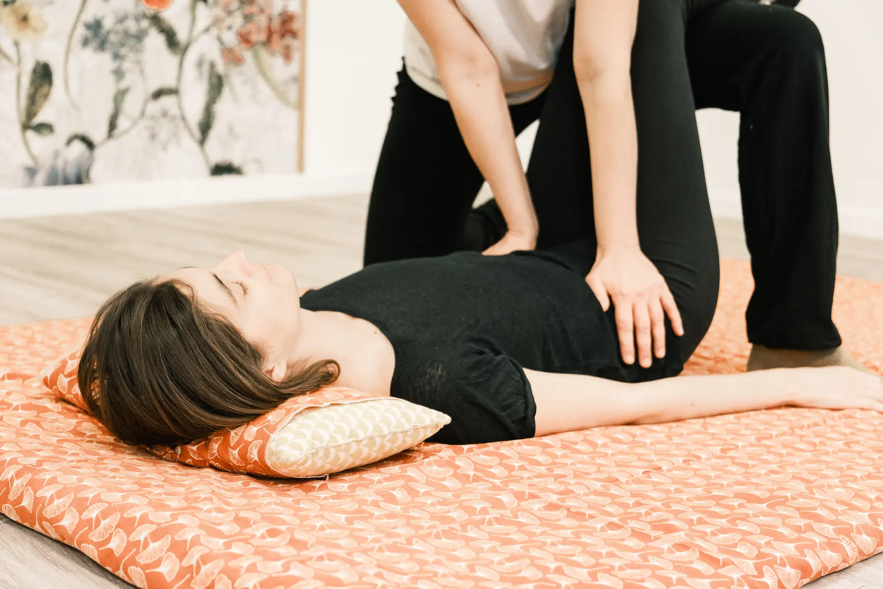 Séance de shiatsu en posture latérale pour accompagner les cycles hormonaux féminins, cabinet à Gonneville-sur-mer près de Cabourg