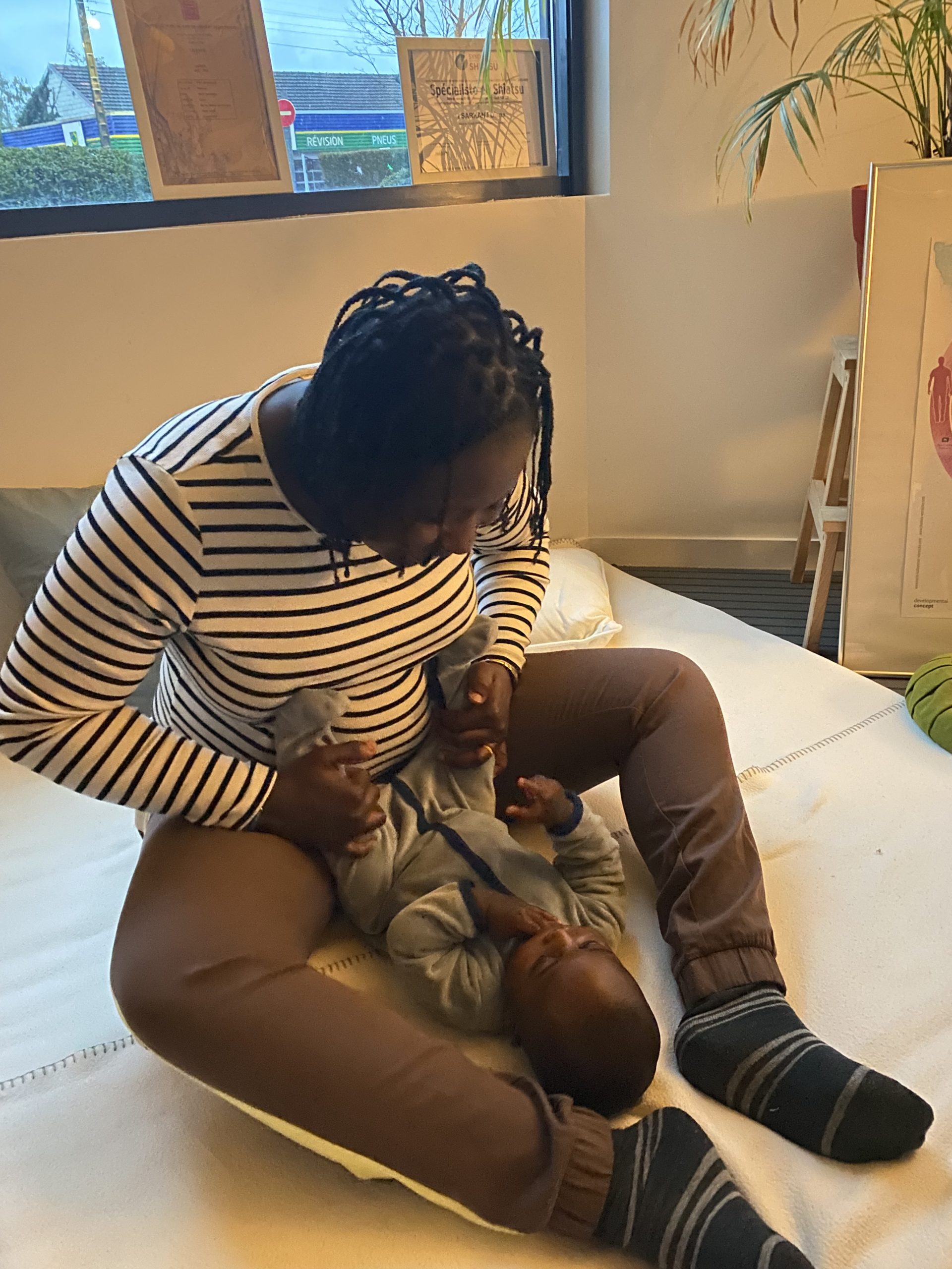 Le shiatsu, le massage japonais sur le ventre du bébé pour apaiser les coliques, cabinet à la maison du bien être à Caen
